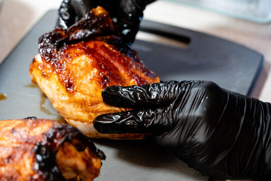 H&auml;hnchenfleisch mit reichlich Kr&auml;utern und Gew&uuml;rzen