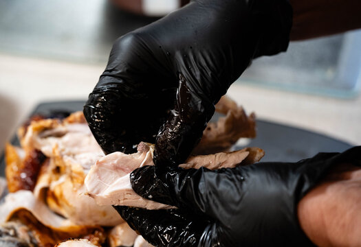 H&auml;hnchenfleisch mit reichlich Kr&auml;utern und Gew&uuml;rzen