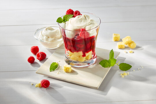 Himbeerdessert mit Bisquitst&uuml;ckchen und Schmand, dazu frische Minze, dessert, essen, s&uuml;ss, obst, creme, himbeer