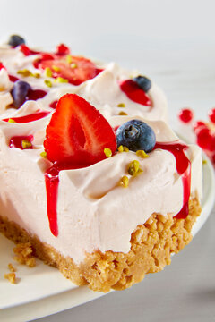 Schmandtorte, Torte, Beeren, Pistazienkerne, kuchen, s&uuml;ss, dessert, obst, k&ouml;stlich, beere, frisch, creme, erdbeer, himbeer