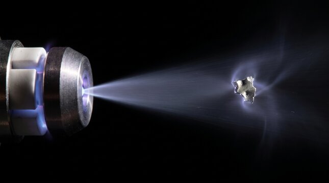Emisor de plasma espacial desviando chatarra orbital