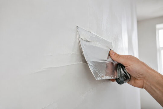 Trabajo de rectificaci&oacute;n de una pared en una habitaci&oacute;n