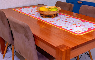 mesa de madeira com cadeiras © Maria Novas