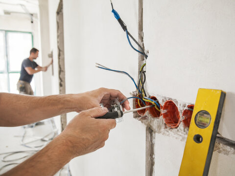 Trabajo de instalaci&oacute;n el&eacute;ctrica en una construcci&oacute;n en progreso