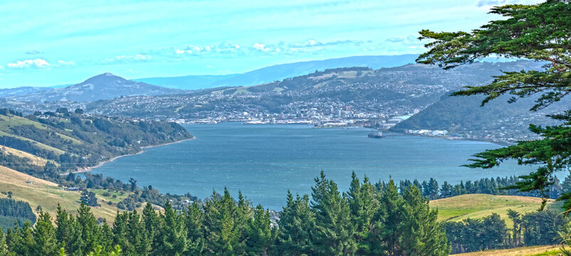 Panoramablick von der Otago Peninsula mit Kriegerdenkmal ueber den Otago Harbour auf Dunedin Neuseeland