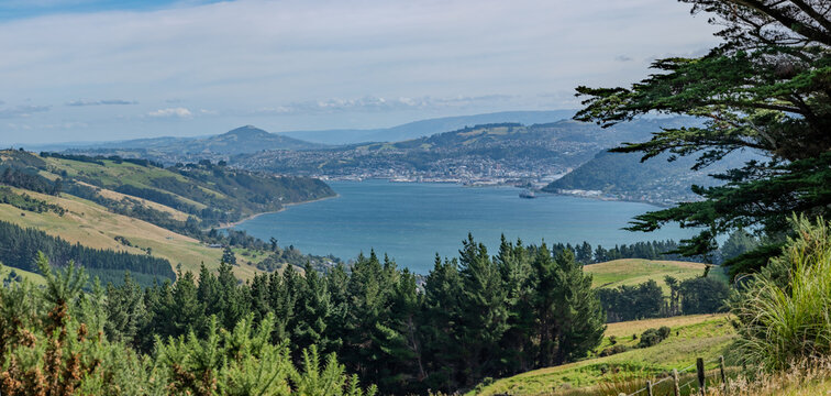 Panoramablick von der Otago Peninsula mit Kriegerdenkmal ueber den Otago Harbour auf Dunedin Neuseeland