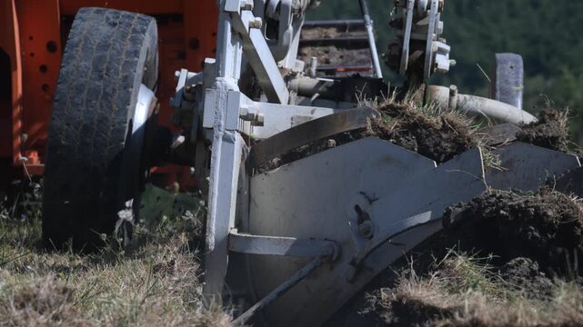 Agricoltura aratura e preparazione del terreno con trattore agricolo cingolato