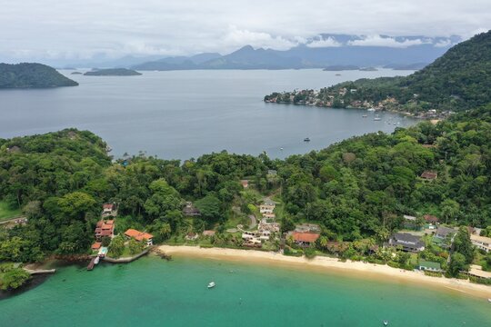 PRaia do leste em Angra dos reeis vista de cima com ba&iacute;a da ilha da Gip&oacute;ia ao fundo