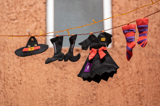 decoraci&oacute;n para halloween con tendedero de ropa de bruja