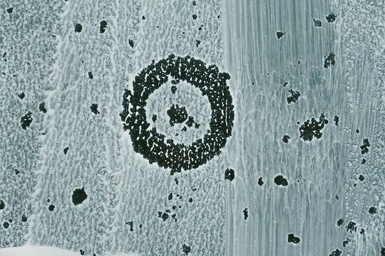 Cercle form&eacute; avec du blanc d'Espagne sur une vitre
