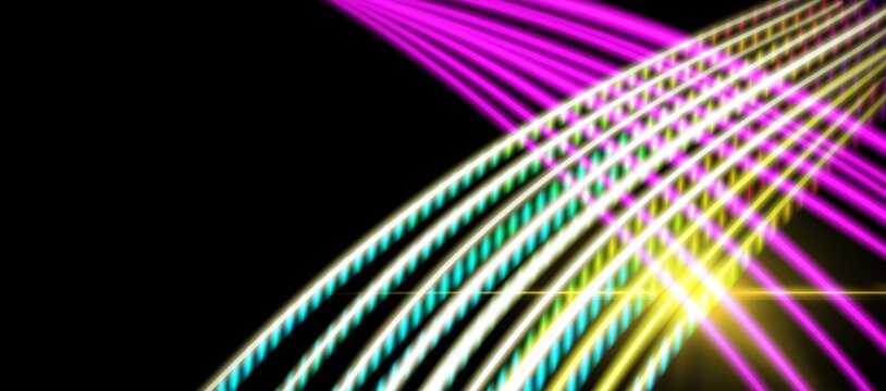 Ilustraci&oacute;n con rayos o haces de. luz de ne&oacute;n en diferentes colores sobre fondo negro.