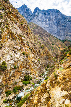 Kings River flows scenic through Kings Canyon Park