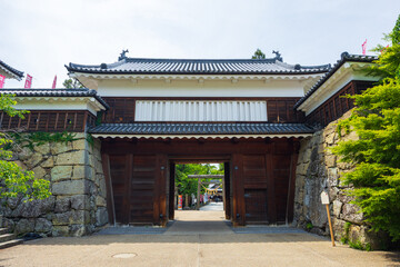Fototapeta premium 日本の風景・初夏 長野 日本100名城 新緑の上田城趾公園 東虎口櫓門