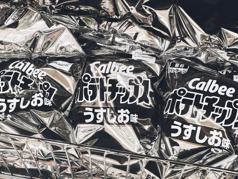カルビー ポテトチップス白黒パッケージ