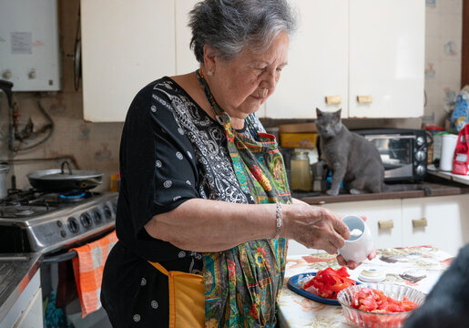 mujer de 82 a&ntilde;os cocinando