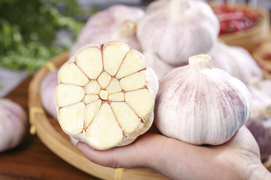 Fresh White Garlic Bulbs with Purple Skin from Henan Shandong Yunnan China Dried Cloves Kitchen Cooking Ingredients