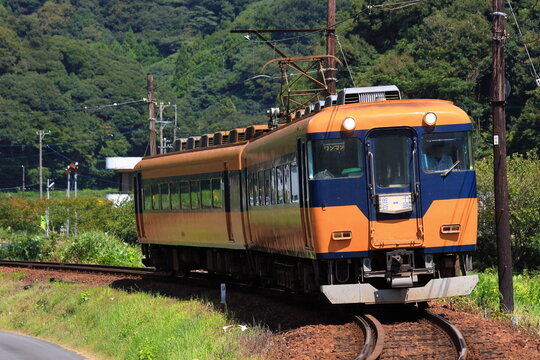 夏の日差しを浴びて走行する大井川鉄道16000系電車(元近鉄特急12200系)2010/8/31撮影