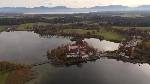 Barocke Architektur trifft Naturidylle - Kloster Seeon im Landkreis Traunstein. Aerial video captures tranquil lake, monastery, and forest in autumn Bavaria. Seeon-Seebruck, Oberbayern, Deutschland