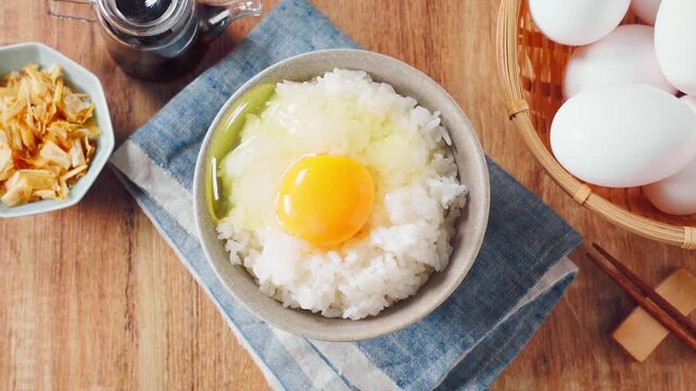 卵かけご飯 茶碗に盛った白米と生卵の朝食