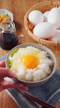 卵かけご飯 茶碗に盛った白米と生卵の朝食