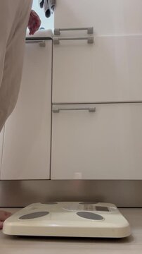 体重を再測定する女性
