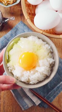 卵かけご飯 茶碗に盛った白米と生卵の朝食