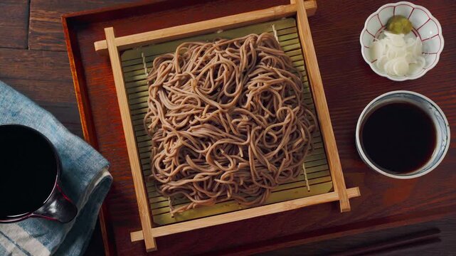もり蕎麦 せいろに盛った冷たい蕎麦とめんつゆ