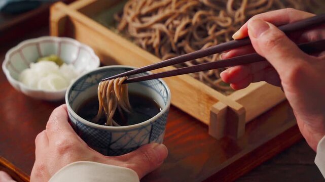 もり蕎麦 せいろに盛った冷たい蕎麦とめんつゆ