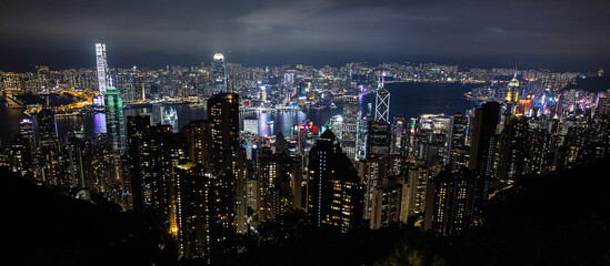 Fototapeta premium Hong Kong skyline at night from Victoria Peak Park 