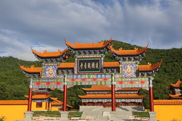 Obraz premium Grand Chinese Temple Gate and Pagodas in Phnom Sruoch, Kampong Speu, Cambodia