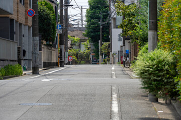 Obraz premium Quiet and clean asphalt road in a Japanese residential neighborhood