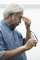 Asian elderly senior man with eyesight issue, concept image of aging eye sight, vision deterioration, cataract, glaucoma, eyesight impair, optical problem, home indoor eye care, side profile portrait © 9nong
