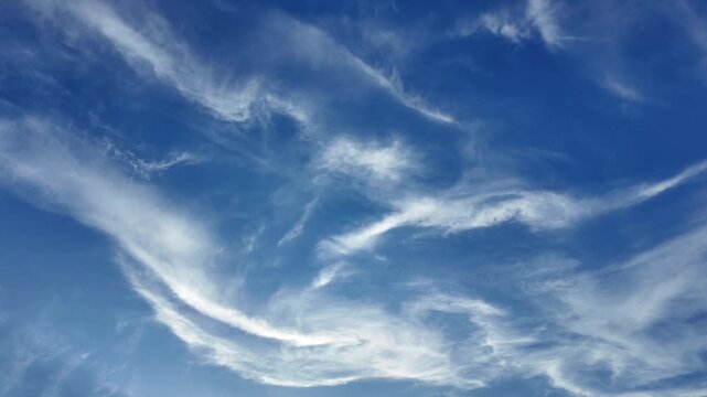 夕方の美しい空と筋雲