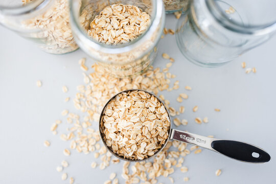 overnight oats meal prep for the week, measuring cup and jars, healthy eating and organisation