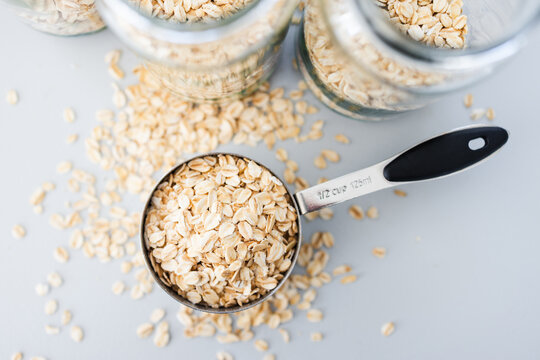 overnight oats meal prep for the week, measuring cup and jars, healthy eating and organisation