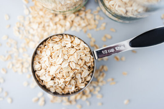 overnight oats meal prep for the week, measuring cup and jars, healthy eating and organisation