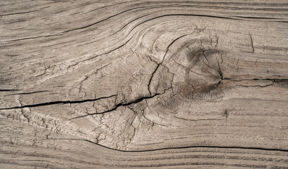 Textura de madera envejecida con grietas y nudo natural en primer plano como fondo rústico © Manuela