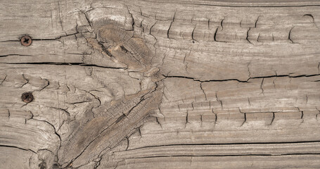 Textura de madera rústica envejecida con grietas, vetas, nudos y tornillos oxidados como fondo natural © Manuela