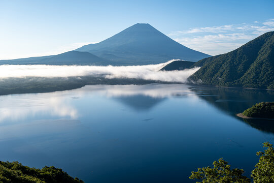 中ノ倉峠展望地から望む富士山と本栖湖