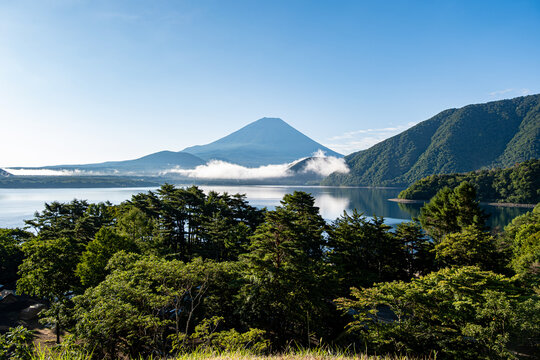 本栖湖と富士山