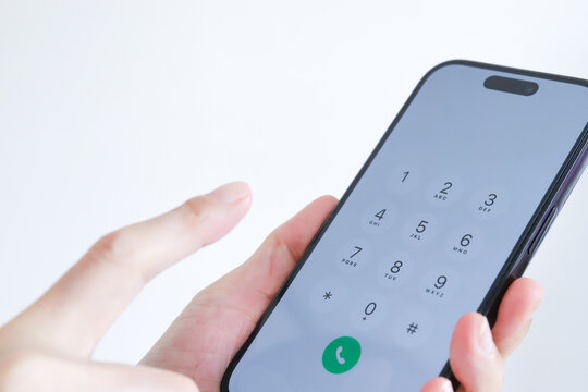 スマートフォンで電話番号を入力する手元