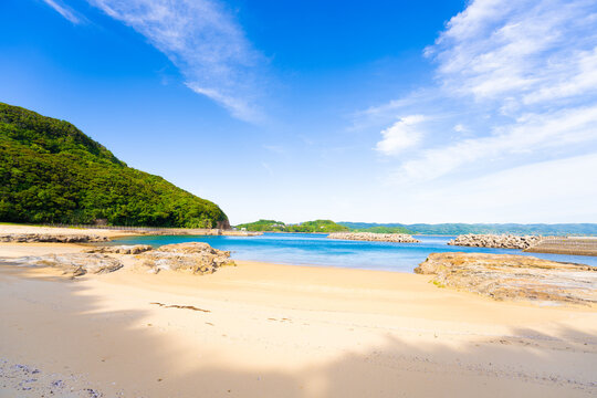Plage de sable ensoleill&eacute;e et crique bleue paisible sur la c&ocirc;te d&rsquo;Ogama dans la pr&eacute;fecture de Nagasaki