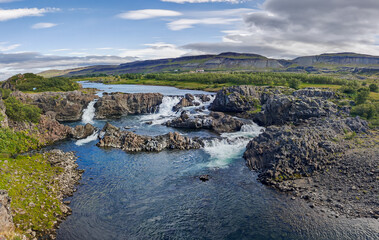Obraz premium Glanni Waterfall Cascading Over Basalt Rocks