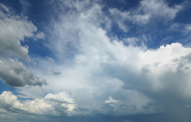 Obraz premium Fluffy white clouds background in blue sky