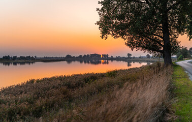 zachód słońca nad polami i rzeką  © Sylwester