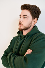 Obraz premium Stylish young man with beard showcases casual fashion in modern studio setting