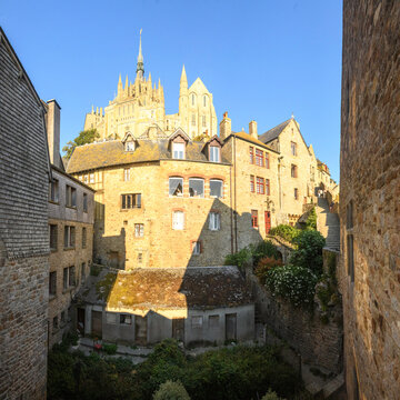 Panorama interieur des remparts du celebre Mont Saint Michel en France, et de la fa&ccedil;ade de l'abbaye. 