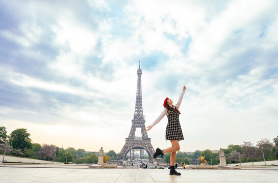 Beautiful young woman visiting paris and the eiffel tower