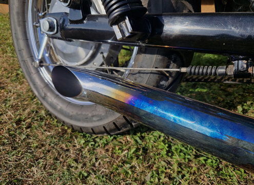 Severe blue discoloring on motorcycle exhaust pipes bluing is primarily caused by extreme heat oxidizing the metal surface, ​Lean Air Fuel Mixture engine runs with too much air and not enough fuel, co