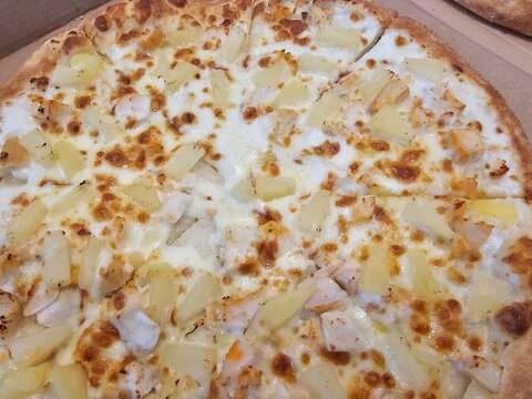 Pizza with chicken and pineapple on a crust